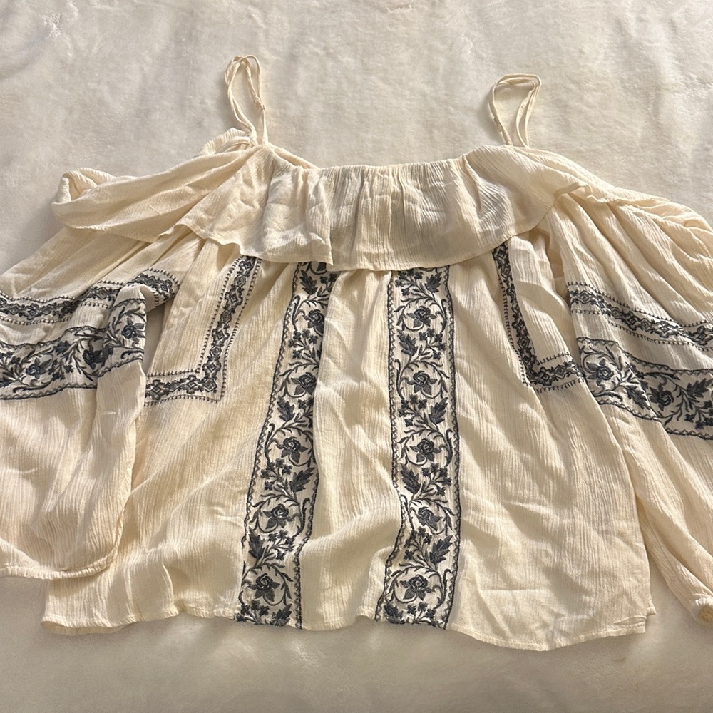 American Eagle Outfitters Cream and Black Floral Blouse
